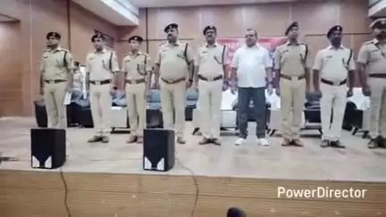 कहरा: प्रेक्षागृह में डीआईजी ने नव नियुक्त सिपाहियों को कर्तव्य एवं दायित्व की शपथ दिलाई, एसपी सहित अन्य अधिकारी मौजूद रहे