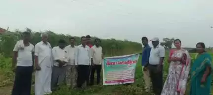 మార్కాపురం: వేములకోట గ్రామంలో మండల వ్యవసాయ అధికారి బుజ్జి భాయి ఆధ్వర్యంలో పొలం పిలుస్తుంది కార్యక్రమం
