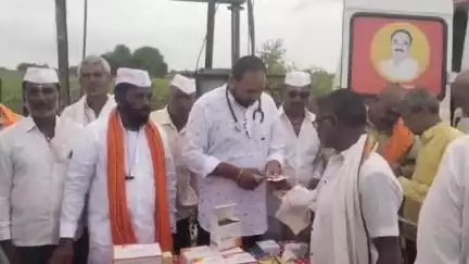 बसमत: वसमतच्या गोमाता सेवा समितीच्या वतीने खुडसरोडवर भाविक भक्तांसाठी औषधी कॅम्पचे आयोजन करण्यात आले होते