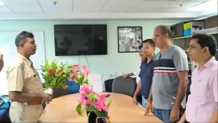 গোপীবল্লভপুর ১: গোপীবল্লভপুর সুপার স্পেশালিটি হাসপাতালে চিকিৎসকদের ফুলের তোড়া দিয়ে সম্মানিত করল পুলিশ প্রশাসন
