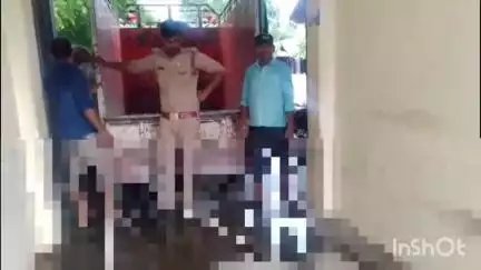 सिरौली गौसपुर: बदोसराय चौराहे के पास घायल लीलगाय दुकान के अंदर जा घुसा, लीलगाय की हुई मौत, ग्रामीणों ने वन विभाग के अधिकारी को दी सूचना
