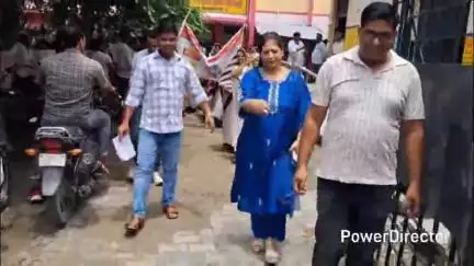 पटियाली: पटियाली CHC से जल जतिन बीमारियों की रोकथाम के लिए निकाली गई जागरूकता रैली, CHC अधीक्षक ने दिखाई हरी झंडी