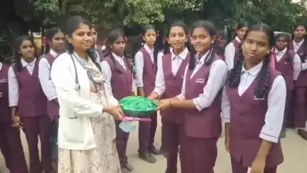 ಮಳವಳ್ಳಿ: ತಾಲ್ಲೂಕಿನ ಹಲಗೂರು ಜೆ ಜೆ ಪಬ್ಲಿಕ್ ಶಾಲಾ ವಿದ್ಯಾರ್ಥಿಗಳಿಂದ ‌ವೈದ್ಯರ ದಿನಾಚರಣೆ ಅಂಗವಾಗಿ ಹಲಗೂರು ಆಸ್ಪತ್ರೆ ವೈದ್ಯರಿಗೆ ಸನ್ಮಾನ
