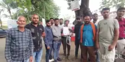 सोहागपुर: ग्राम पंचायत चुनिया के ग्रामीणों ने कलेक्ट्रेट कार्यालय में कलेक्टर को ज्ञापन सौंपा