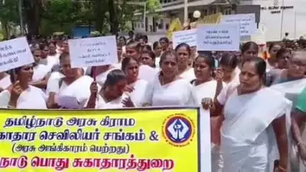 சங்கரன்கோயில்: கிராமப்புற செவிலியர்கள் சங்கத்தின் சார்பில் ஆட்சியர் அலுவலகம் முன்பு கண்டன ஆர்ப்பாட்டம் நடைபெற்றது