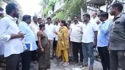 ఆచంట: ఆలమూరు గ్రామం ఇందిరమ్మ కాలనీలో  పర్యటించి స్వయంగా లబ్దిదారులకు పింఛన్లు  అందజేసిన జిల్లా కలెక్టర్ నాగరాణి