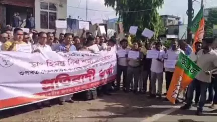 বালিজানা: চহৰৰ বিঅচিৰ জিলা বিজেপিৰ মুখ্য কাৰ্যালয়ৰ সন্মুখত  কংগ্ৰেছৰ গুণ্ডাগিৰীৰ বিৰুদ্ধে বিজেপিৰ উত্তাল প্ৰতিবাদ