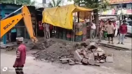 तमकुही राज: तमकुहीराज नगर पंचायत ने सड़क पर हुए अवैध अतिक्रमण को हटवाया, मचा हड़कंप