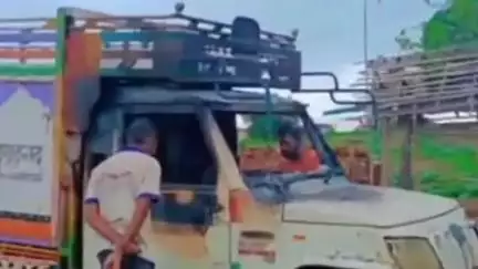 महू बढ़ गोंदा थाना क्षेत्र के दामली गांव में अज्ञात बदमाशों ने लोडिंग वाहन में आग लगाई
