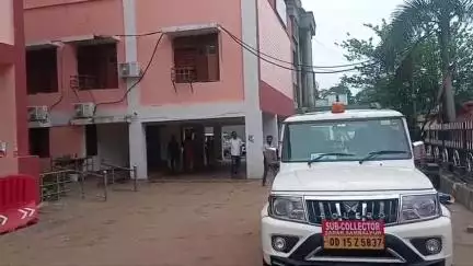 ସମ୍ବଲପୁର ମ୍ୟୁନିସିପାଲଟି: ଲରବଙ୍ଗା ଗ୍ରାମର 4 ଗୋଟି ପରିବାର ଉଚ୍ଛେଦକୁ ପ୍ରତିବାଦ କରି ଜିଲ୍ଲାପାଳଙ୍କ କାର୍ଯ୍ୟାଳୟର ଦ୍ୱାରସ୍ଥ