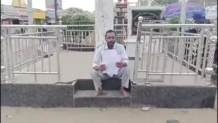मनासा: खेत पर जाने का रास्ता दबंगों ने किया बंद, किसान शिकायती कागजों की माला बनाकर मनासा कारगिल चौराहे पर धरने पर बैठा