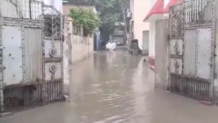 भिवानी: भिवानी में बारिश से सड़कों का बुरा हाल, कैबिनेट मंत्री श्रुति चौधरी के घर में घुसा पानी, समाधान नहीं होने से लोग परेशान