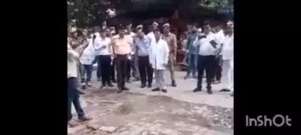 बलिया: जिलाधिकारी मंगला प्रसाद सिंह ने जिला चिकित्सालय का किया निरीक्षण, दुर्व्यवस्था पाए जाने पर CMO और CMS को लगाई फटकार