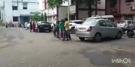 सोहागपुर: रजिस्ट्री को लेकर दो पक्षों में उप पंजीयक कार्यालय के सामने विवाद, वीडियो आया सामने