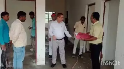 रॉबर्ट्सगंज: जिला अस्पताल परिसर में निर्माणाधीन वन स्टॉप सेंटर का डीएम ने किया औचक निरीक्षण