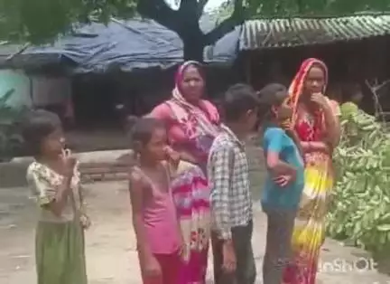 हरदोई: हरियावां क्षेत्र के सवरदहा गांव में छह घरों में सेंधमारी, चोरों ने बियर पी, अचार और कपड़े फेंके, गांव में दहशत