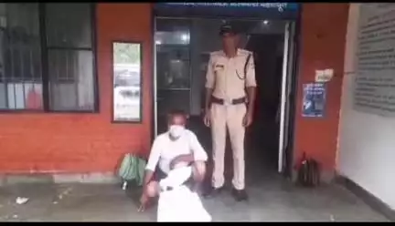 ऋषिकेश: पुलिस ने एम्स रोड स्टर्डिया फैक्ट्री की दीवार के पास से शराब तस्करी के आरोप में एक अभियुक्त को किया गिरफ्तार