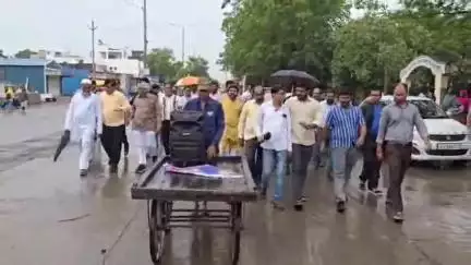 नवापूर: रस्त्यांवर पडलेल्या खड्ड्याचा निषेध म्हणून नागरिकांचा नवापूर नगरपालिकेवर मोर्चा #Jansamasya