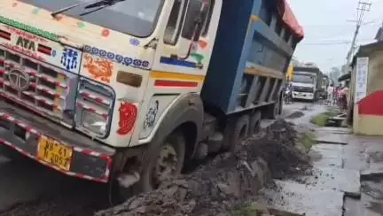 বারাবনী: পশ্চিম বর্ধমান ও পুরুলিয়া জেলার প্রধান রাস্তা ডিসেরগড় রোডের বেহাল অবস্থা আটকে রয়লো ডাম্পার, চরম সমস্যা #jansamasya