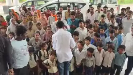 रतलाम नगर: ग्राम शिवपुर में स्कूल जाने का रास्ता खराब होने पर बच्चे और अभिभावक कलेक्टर कार्यालय में धरने पर बैठे