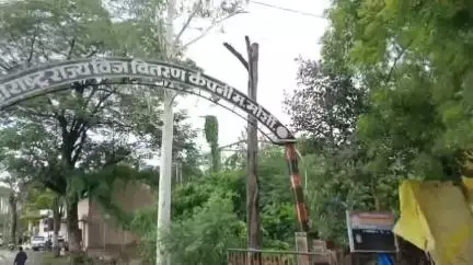 मोर्शी: मोर्शी महावितरण कार्यालयासमोर, वरिष्ठ तंत्रज्ञ मंगेश वामनराव दुगाने यांचे आमरण उपोषण सुरू