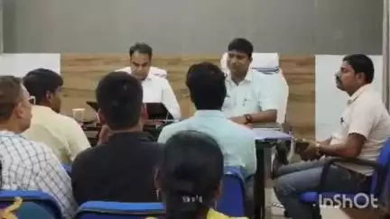 सिमरी: सिमरी में आगामी चुनाव को लेकर विकास मित्रों के साथ समीक्षा बैठक आयोजित, बीडीओ और सीओ रहे मौजूद