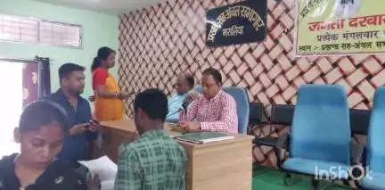 मसलिया: मसलिया प्रखंड सह अंचल कार्यालय के सभागार में साप्ताहिक जनता दरबार का आयोजन