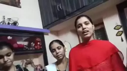 మంత్రాలయం: తమ భూమిని తమకు ఇప్పించి న్యాయం చేయాలంటూ మంత్రి నారా లోకేష్‌ను కోరిన రచ్చమర్రి గ్రామ మహిళ
