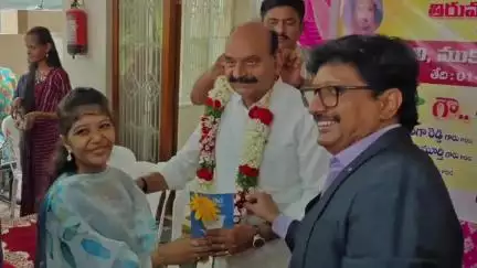 వైద్యులు ప్రజలకు మానవతా దృక్పథంతో సేవలందించాలి: పట్టణంలో మంత్రి ఫరూక్