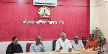 उत्तर सोलापूर: शहरातील ७० फूट भाजी मंडई येथील भाजी विक्रेत्यांच्या प्रश्नी मुख्यमंत्री यांना घेराव घालू: माजी आमदार आडम मास्तर
