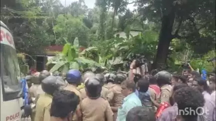 മണ്ണാർക്കാട്: വിദ്യാർത്ഥിനിയുടെ ആത്മഹത്യ, അന്വേഷണം കൃത്യമല്ലെന്ന് ആരോപിച്ച് നാട്ടുകൽ പോലീസ് സ്റ്റേഷനിൽ KSU പ്രതിഷേധം