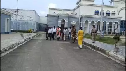 বারুইপুর: মিথ্যা কেস দেওয়া হয়েছে, বারুইপুর সংশোধনাগারে জেলবন্দি 2 BJP কার্যকর্তার সঙ্গে দেখা করতে এলেন দলীয় নেত্রী অগ্নিমিত্রা পাল