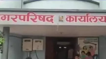 मुक्ताईनगर: सावदा नगरपालिकेत रामेश्वर नगरातील नागरिकांचा आक्रोश मोर्चा,मुख्याधिकारी नसल्याने नगरपालिकेला लावले कुलूप #jansamsha