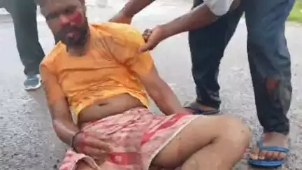 लोहरदगा: लोहरदगा-किस्को सड़क पर नशे में धुत दो युवक गिरे, एक की हालत गंभीर