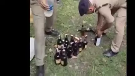 धारचूला: कोतवाली पुलिस ने आबकारी अधिनियम से संबंधित 27 लीटर अवैध कच्ची और 14 बोतल अवैध अंग्रेजी शराब को किया नष्ट