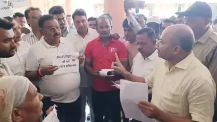 बुरहानपुर नगर: बुरहानपुर: स्मार्ट मीटर हटाने की मांग लेकर पूर्व विधायक के नेतृत्व में जिला पंचायत कार्यालय पहुंचे लोग