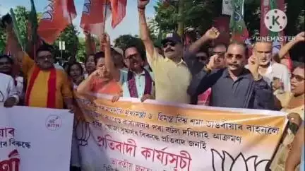 তিনিচুকীয়া: গোলাঘাটত ৰাজ্যৰ মুখ্যমন্ত্ৰীৰ বাহনলৈ কংগ্ৰেছ কৰ্মীয়ে পানীৰ বটল মাৰি আক্ৰমণ কৰাৰ বিৰুদ্ধে সদৰত বিজেপিৰ প্ৰতিবাদ