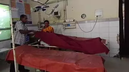 एटा: हाईवे स्थित भदवास चौकी के समीप दंपति की बाइक को कार ने मारी टक्कर, 53 वर्षीय व्यक्ति की दर्दनाक मौत, महिला घायल