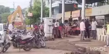 सोहागपुर: चौपाटी पर अतिक्रमण करने वालों के खिलाफ नगर पालिका की कार्रवाई, जेसीबी चलाया गया