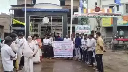 रावेर: फैजपुर शहरातील सुभाष चौकात भारत मुक्ती मोर्चा संघटने कडून भारत बंद आंदोलन, विविध मागण्यांसाठी दुकाने करण्यात आली बंद.