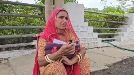 नीमच नगर: चेनपुरा खदान निवासी रास्ता बंद होने से परेशान महिला जनसुनवाई में जहर लेकर पहुंची, आत्महत्या की धमकी दी