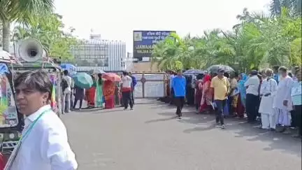 হলদিয়া: হলদিয়া বন্দরে উদ্বাস্তু ক্ষতিগ্রস্ত পরিবারে পুনর্বাসন ও চাকরি দাবিতে ডেপু্টেশান হলদিয়াবন্দরে উপস্থিত জেলাপরিষদে সভাধিপতি
