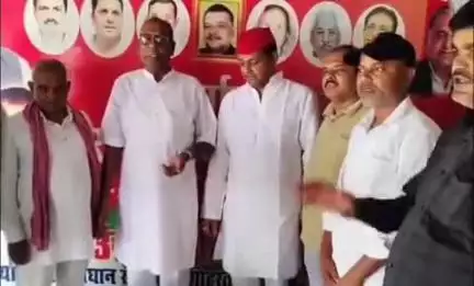 शोहरतगढ़: अखिलेश यादव के जन्मदिवस पर सपा के लोगों ने शोहरतगढ़ अस्पताल में मरीजों में फल का वितरण किया