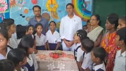 পূর্বস্থলী ১: মানুষের যদি জন্মদিন হয়, তাহলে স্কুলের জন্মদিন কেন নয়! কেক কেটে মাদ্রা অবৈতনিক প্রাথমিক বিদ্যালয়ে স্কুলের জন্মদিন পালন