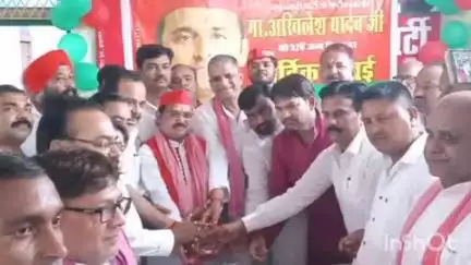 रॉबर्ट्सगंज: सपा जिला कार्यालय में कार्यकर्ताओं ने सपा के राष्ट्रीय अध्यक्ष अखिलेश यादव का जन्मदिन मनाया