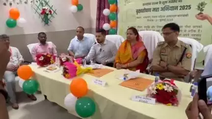 नवाबगंज: बाराबंकी जिला महिला चिकित्सालय के सभागार में संतान जन्म के शुभ अवसर पर वृक्षारोपण महाअभियान 2025 का शुभारंभ किया गया