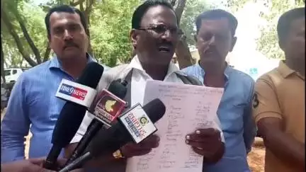 ಚಿಕ್ಕನಾಯಕನಹಳ್ಳಿ: ಪಟ್ಟಣದ ತಾಲೂಕು ಕಛೇರಿ ಬಳಿ ಸಾರಿಗೆ ಬಸ್ ನಿಲ್ಲಿಸುವಂತೆ ಆಗ್ರಹಿಸಿ ಪ್ರತಿಭಟನೆ #localissue