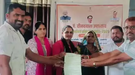 प्रतापगढ़: रठाजना में दिव्यांग को मिला आवासीय पट्टा, प्रशासन की तत्परता से भावुक हुआ लाभार्थी