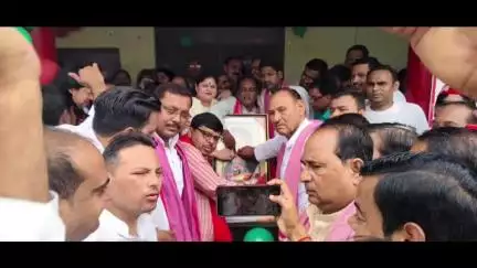 इटावा: सिविल लाइन में केक काटकर रक्तदान और फल वितरण के साथ सपा अध्यक्ष अखिलेश यादव का जन्मदिन हर्षोल्लास से मनाया गया