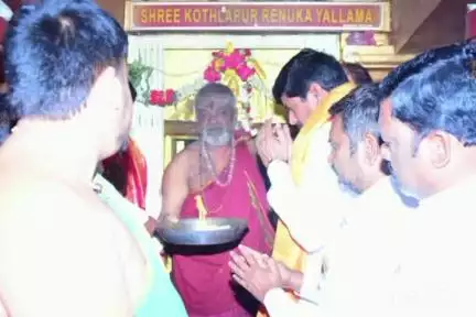 తాండూరు: రేణుక ఎల్లమ్మ ను దర్శించుకున్న తాండూర్ ఎమ్మెల్యే మనోహర్ రెడ్డి కర్ణాటక మాజీ మంత్రి అరవింద్ లింబావళీలు